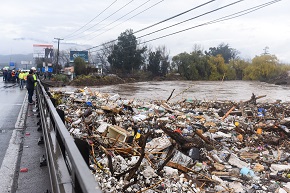 Un total de 800 toneladas de basura se retiran de Puente Mapocho