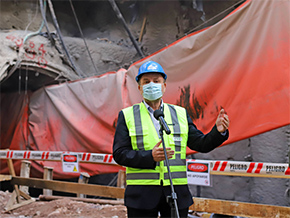 Ministro Moreno supervisa excavación de túnel de 2 km bajo el cerro San Cristóbal y el río Mapocho como parte de la futura autopista Américo Vespucio Oriente I
