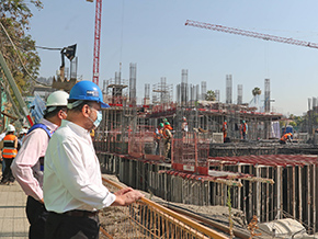 Ministro Moreno supervisa construcción de nuevo Hospital del  Salvador que generará en el peak de las obras más de 2.400 empleos