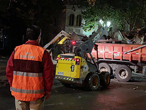 Equipos Vialidad MOP Región Metropolitana apoyan en labores de limpieza de escombros en centro de Santiago