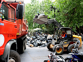 Equipos Vialidad RM apoyan retiro de basura por acumulación en comuna de Santiago