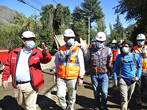 Autoridades del MOP supervisan trabajos de limpieza en zonas afectadas por el sistema frontal de enero en el sector de San Alfonso de San José de Maipo